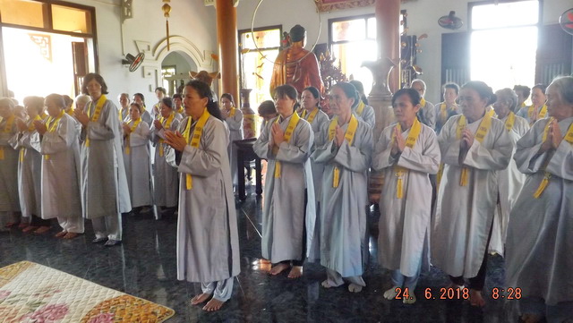 Chùa Khánh Long hành hương cúng dường thập tự
