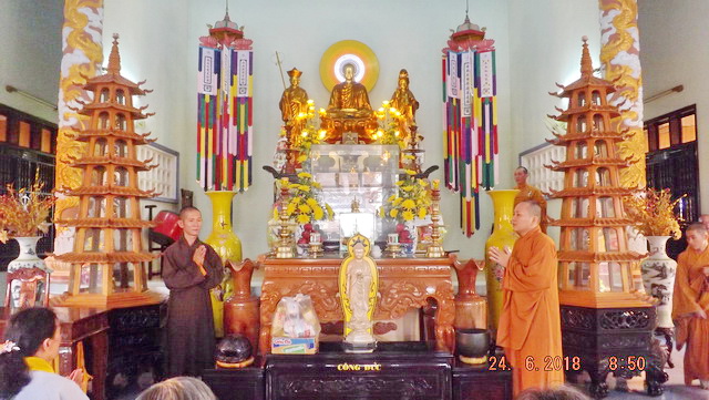 Chùa Khánh Long hành hương cúng dường thập tự