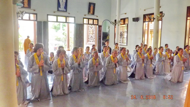 Chùa Khánh Long hành hương cúng dường thập tự