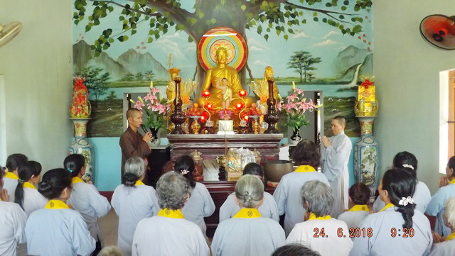 Chùa Khánh Long hành hương cúng dường thập tự