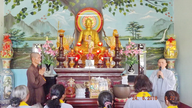 Chùa Khánh Long hành hương cúng dường thập tự