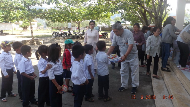 Từ thiện Bước Chân Yêu Thương thị xã Ninh Hòa tặng quà