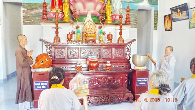 Chùa Khánh Long hành hương cúng dường thập tự