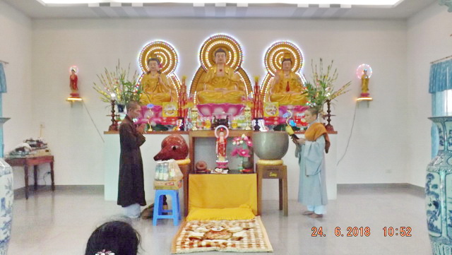 Chùa Khánh Long hành hương cúng dường thập tự