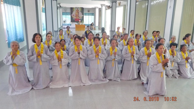 Chùa Khánh Long hành hương cúng dường thập tự