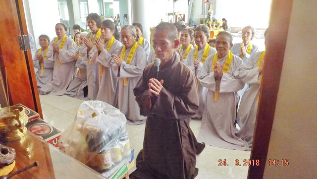 Chùa Khánh Long hành hương cúng dường thập tự