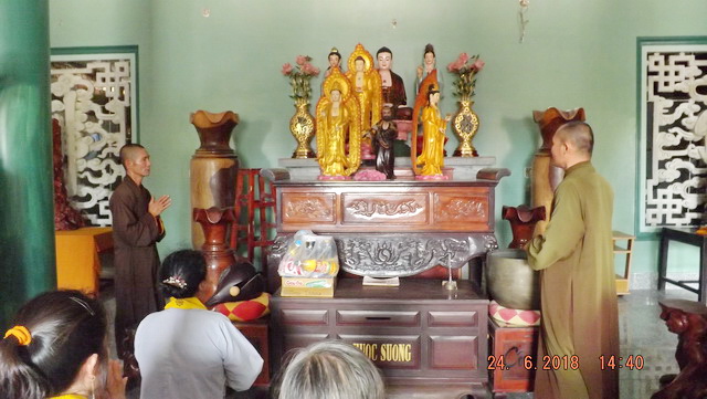 Chùa Khánh Long hành hương cúng dường thập tự