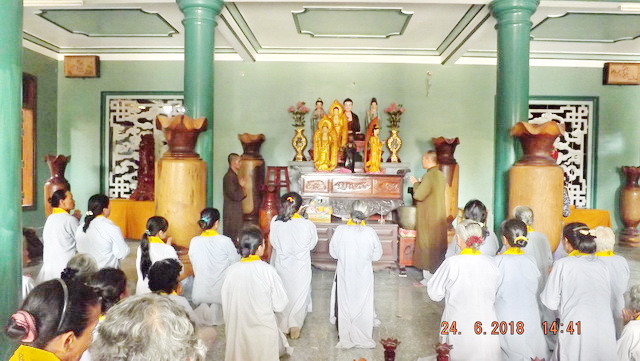 Chùa Khánh Long hành hương cúng dường thập tự