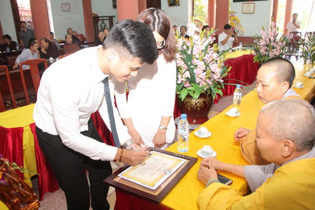 Thái Bình: Hai bạn trẻ làm lễ hằng thuận tại chùaThánh Long