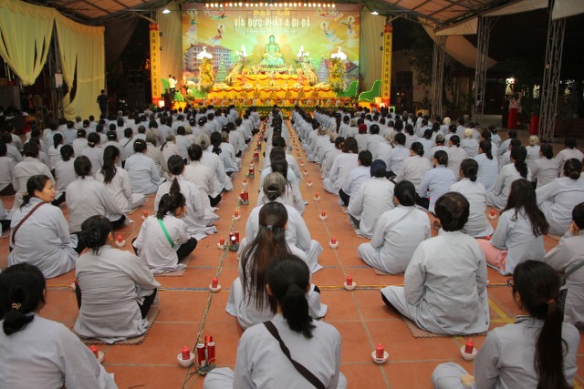 Thái Bình: Lung linh hoa đăng đêm Di Đà tại chùa Từ Xuyên