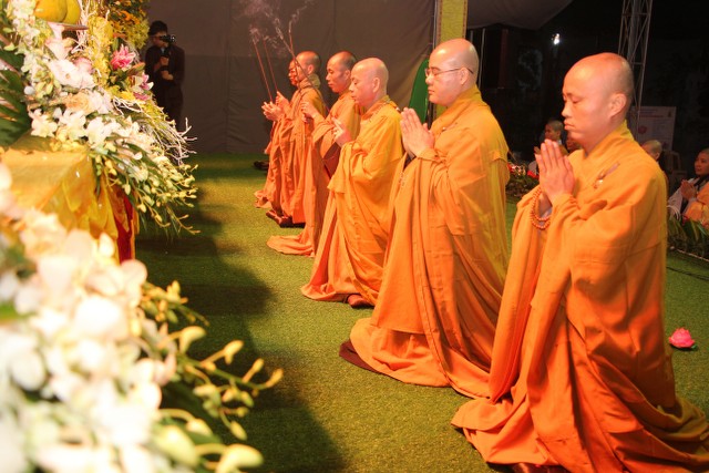 Thái Bình: Lung linh hoa đăng đêm Di Đà tại chùa Từ Xuyên