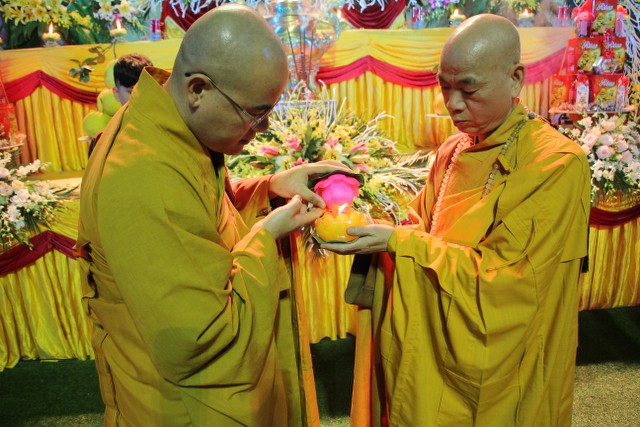 Thái Bình: Lung linh hoa đăng đêm Di Đà tại chùa Từ Xuyên