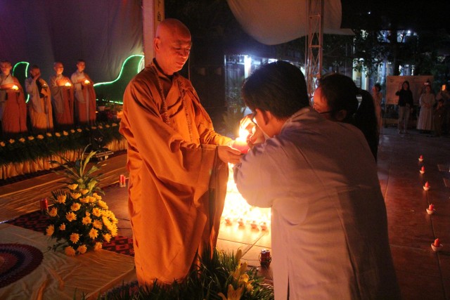 Thái Bình: Lung linh hoa đăng đêm Di Đà tại chùa Từ Xuyên