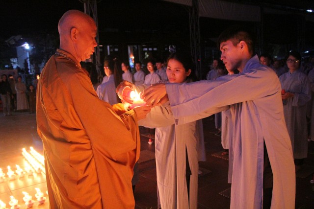 Thái Bình: Lung linh hoa đăng đêm Di Đà tại chùa Từ Xuyên