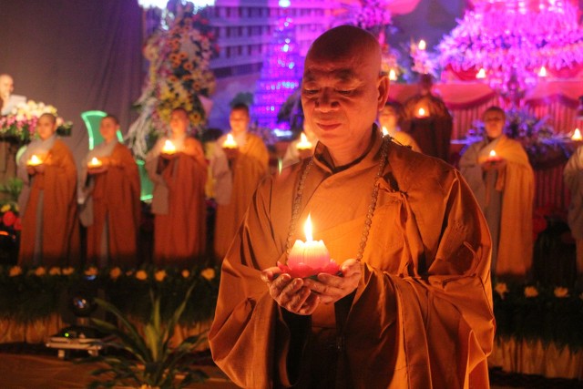Thái Bình: Lung linh hoa đăng đêm Di Đà tại chùa Từ Xuyên