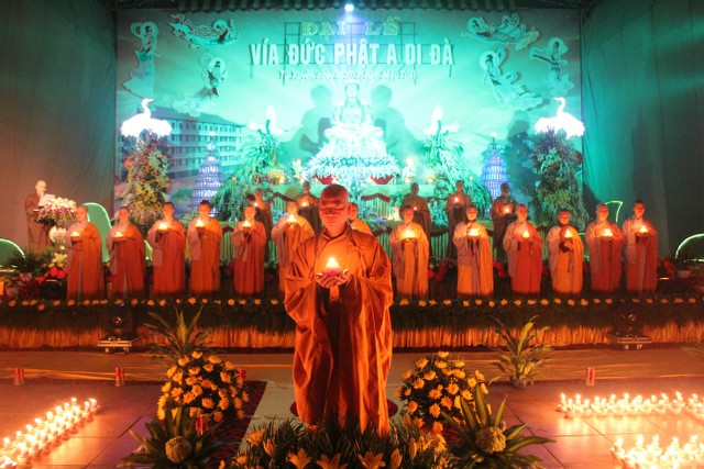 Thái Bình: Lung linh hoa đăng đêm Di Đà tại chùa Từ Xuyên