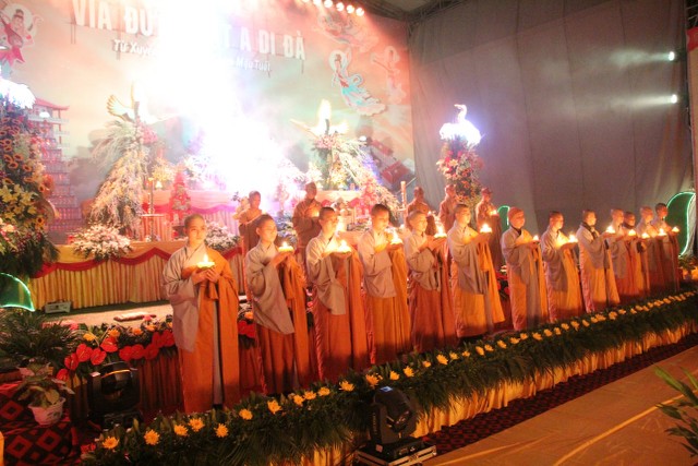 Thái Bình: Lung linh hoa đăng đêm Di Đà tại chùa Từ Xuyên