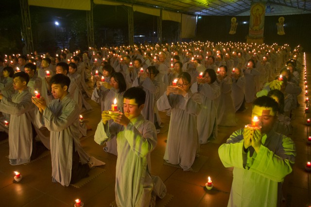 Thái Bình: Lung linh hoa đăng đêm Di Đà tại chùa Từ Xuyên