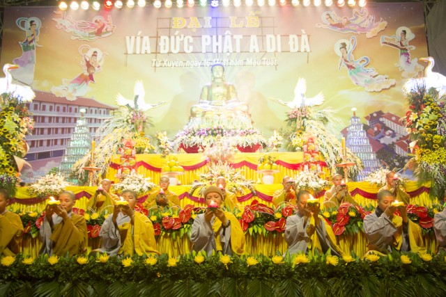 Thái Bình: Lung linh hoa đăng đêm Di Đà tại chùa Từ Xuyên