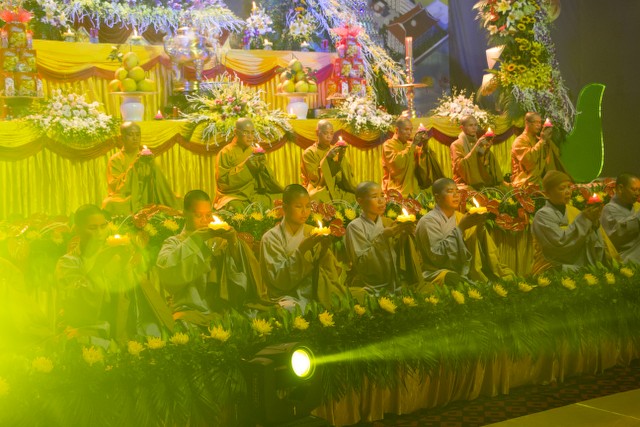 Thái Bình: Lung linh hoa đăng đêm Di Đà tại chùa Từ Xuyên