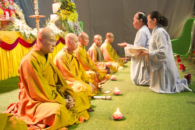 Thái Bình: Lung linh hoa đăng đêm Di Đà tại chùa Từ Xuyên