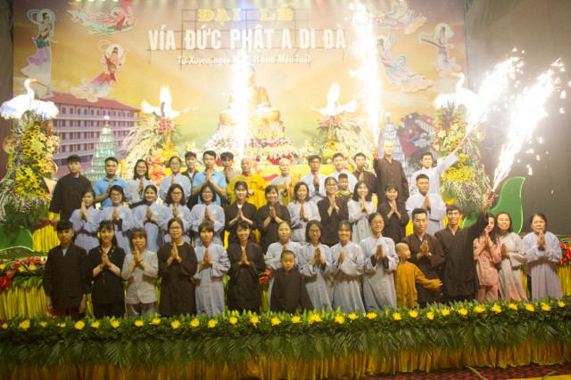 Thái Bình: Lung linh hoa đăng đêm Di Đà tại chùa Từ Xuyên