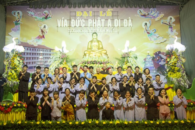 Thái Bình: Lung linh hoa đăng đêm Di Đà tại chùa Từ Xuyên
