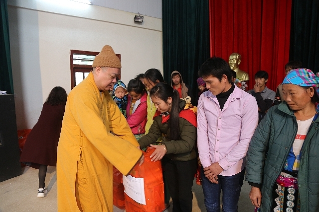 HT. Thích Thanh Nhiễu chúc Tết - tặng quà từ thiện Xuân Kỷ Hợi 2019 tại Lai Châu