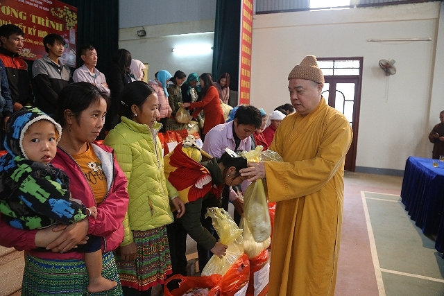 HT. Thích Thanh Nhiễu chúc Tết - tặng quà từ thiện Xuân Kỷ Hợi 2019 tại Lai Châu