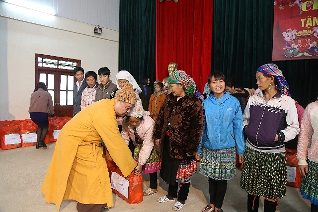 HT. Thích Thanh Nhiễu chúc Tết - tặng quà từ thiện Xuân Kỷ Hợi 2019 tại Lai Châu