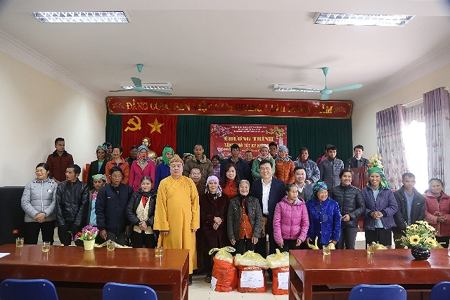 HT. Thích Thanh Nhiễu chúc Tết - tặng quà từ thiện Xuân Kỷ Hợi 2019 tại Lai Châu
