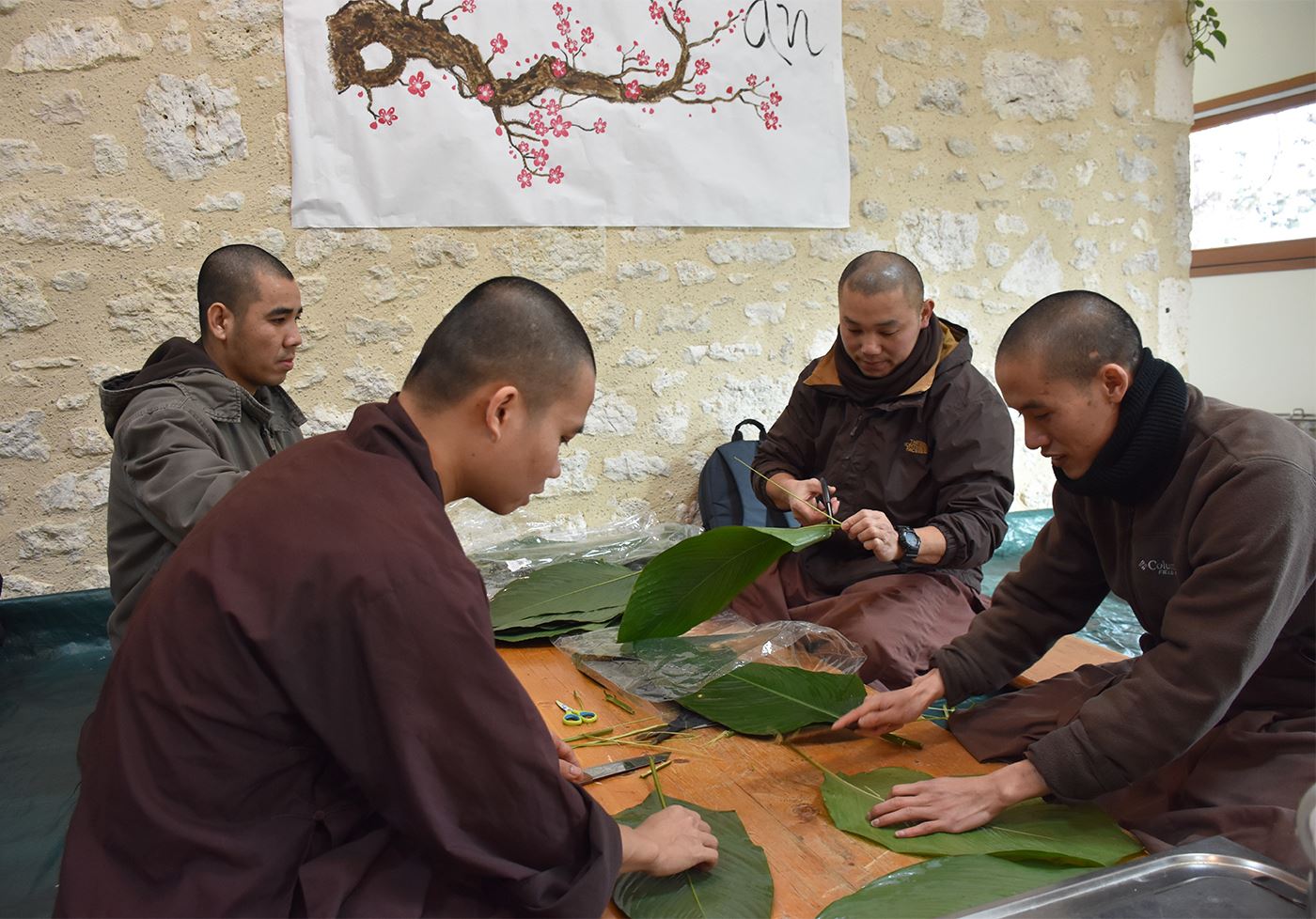 Rộn rã không khí gói bánh Tết ở chùa bên trời Tây