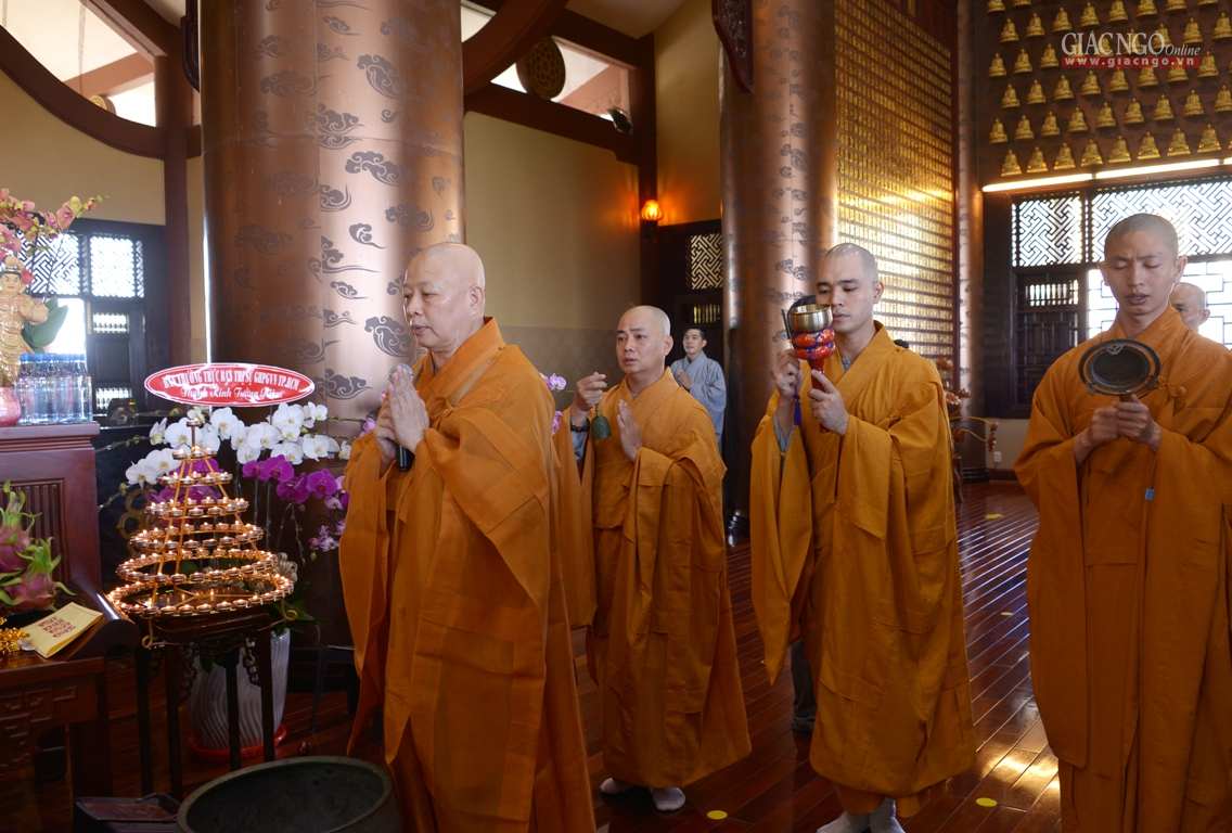 Trang nghiêm khai đàn Pháp hội Dược Sư tại chùa Huê Nghiêm