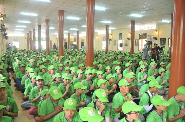TP. Cần Thơ: Gần 2000 bạn trẻ trang nghiêm lắng nghe chánh pháp