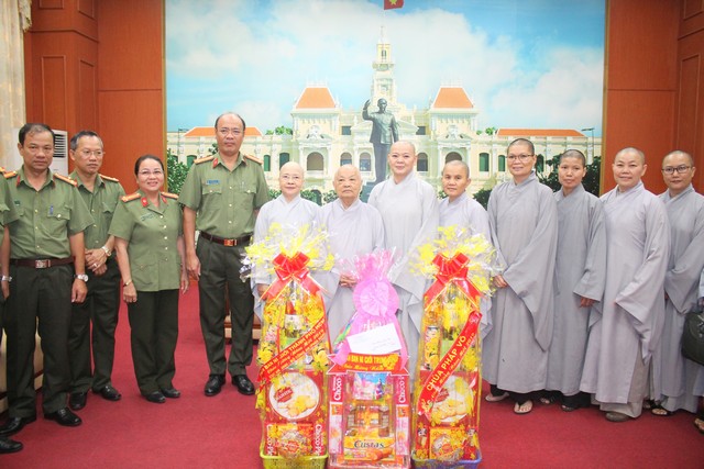 TP.Hồ Chí Minh: Phân ban ni giới trung ương chúc tết các cấp chính quyền
