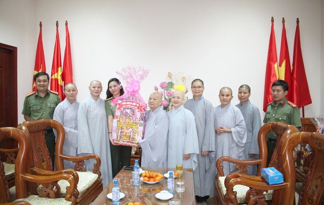 TP.Hồ Chí Minh: Phân ban ni giới trung ương chúc tết các cấp chính quyền