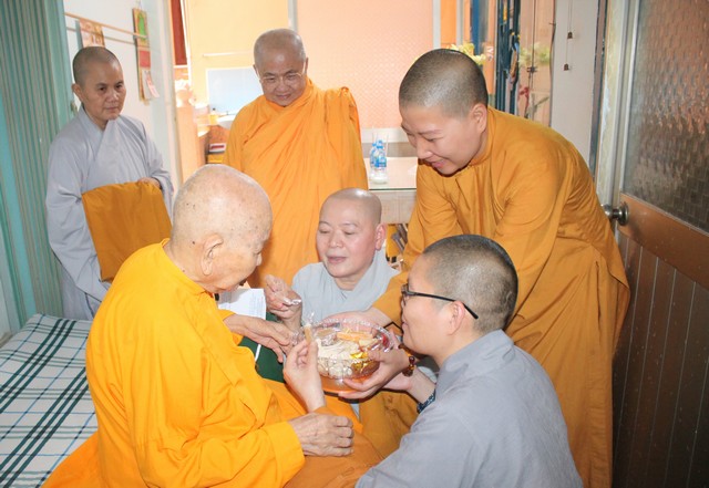TP.Hồ Chí Minh: Phân ban ni giới trung ương chúc tết các cấp chính quyền
