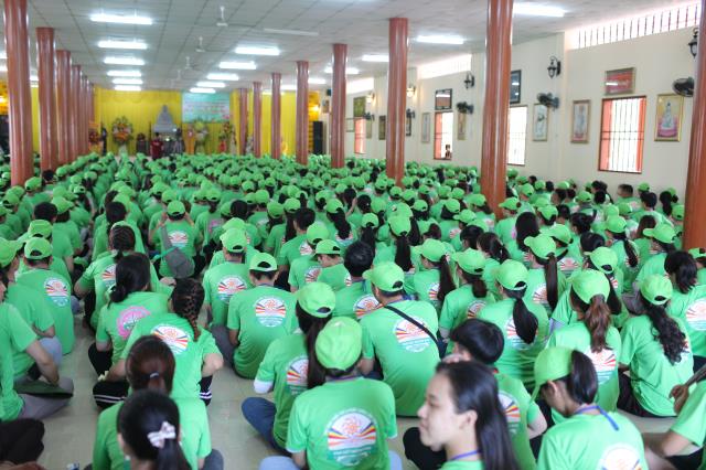 TP. Cần Thơ: Gần 2000 bạn trẻ trang nghiêm lắng nghe chánh pháp