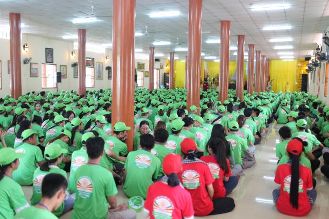 TP. Cần Thơ: Gần 2000 bạn trẻ trang nghiêm lắng nghe chánh pháp