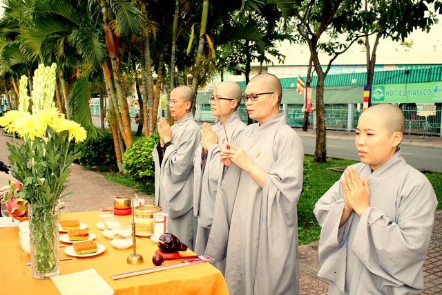 Thành phố Hồ Chí Minh: Quan Âm tu viện hạ thủy 7 đóa sen cầu vồng