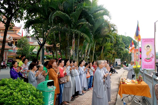 Thành phố Hồ Chí Minh: Quan Âm tu viện hạ thủy 7 đóa sen cầu vồng