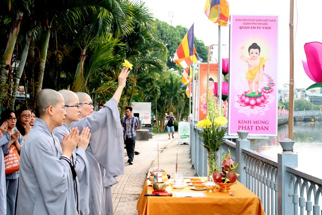 Thành phố Hồ Chí Minh: Quan Âm tu viện hạ thủy 7 đóa sen cầu vồng