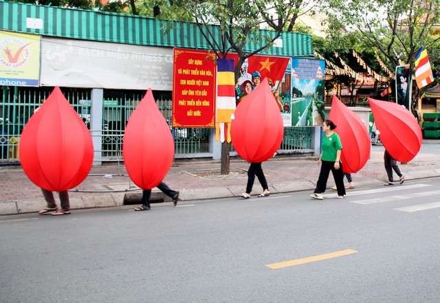 Thành phố Hồ Chí Minh: Quan Âm tu viện hạ thủy 7 đóa sen cầu vồng