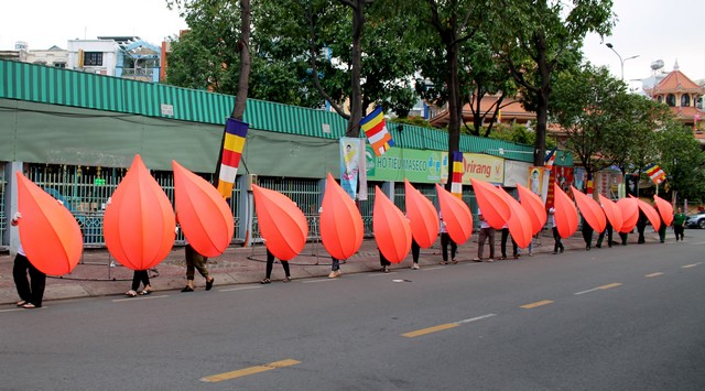 Thành phố Hồ Chí Minh: Quan Âm tu viện hạ thủy 7 đóa sen cầu vồng