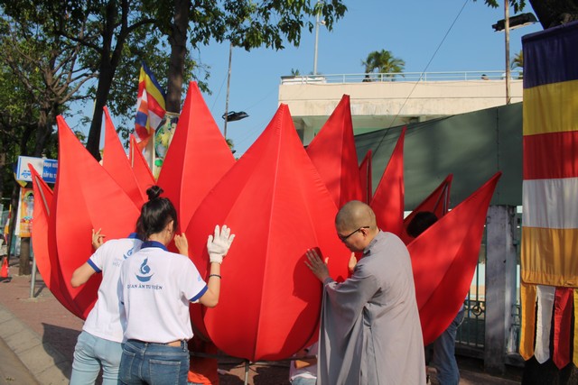 Thành phố Hồ Chí Minh: Quan Âm tu viện hạ thủy 7 đóa sen cầu vồng