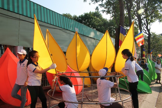 Thành phố Hồ Chí Minh: Quan Âm tu viện hạ thủy 7 đóa sen cầu vồng