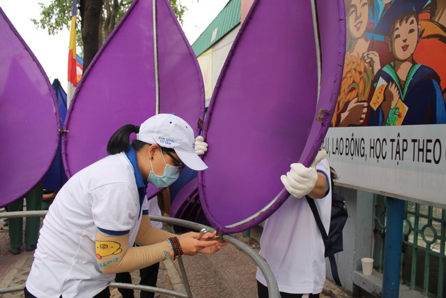 Thành phố Hồ Chí Minh: Quan Âm tu viện hạ thủy 7 đóa sen cầu vồng