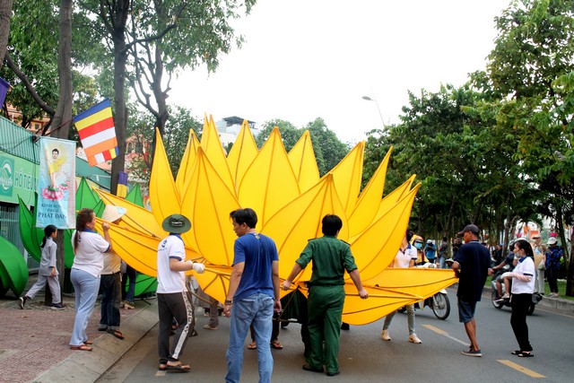Thành phố Hồ Chí Minh: Quan Âm tu viện hạ thủy 7 đóa sen cầu vồng