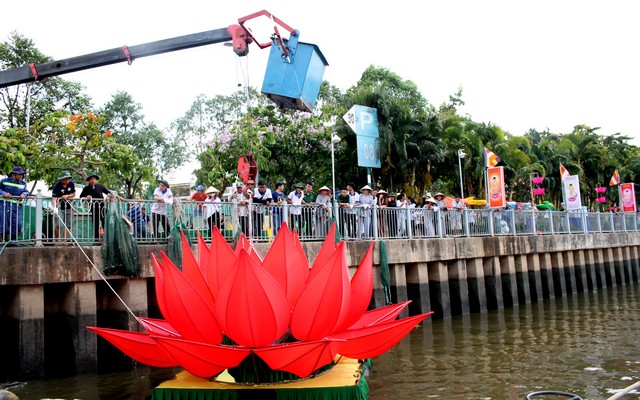 Thành phố Hồ Chí Minh: Quan Âm tu viện hạ thủy 7 đóa sen cầu vồng