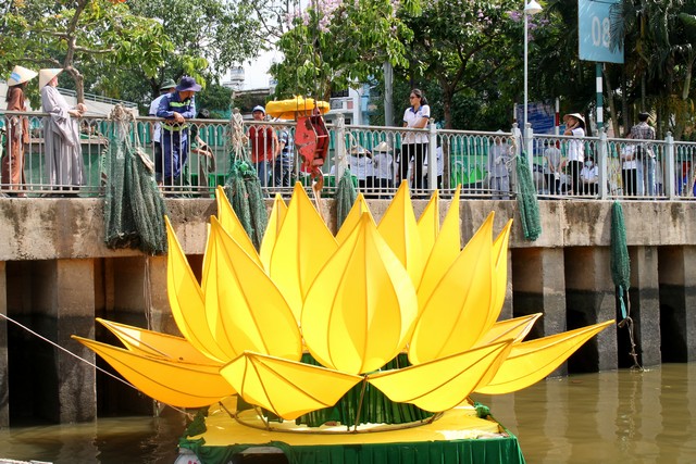 Thành phố Hồ Chí Minh: Quan Âm tu viện hạ thủy 7 đóa sen cầu vồng